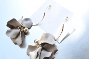 Matilda rose mat  petal twist／ピアス