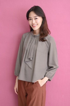 Hush Puppies 幾何柄タイ付ブラウス