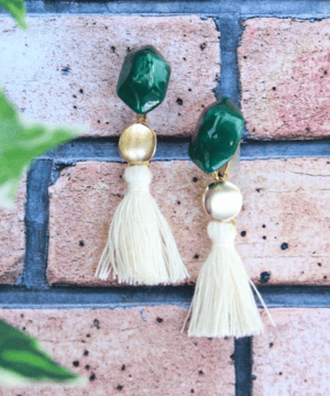 mia trim 【m-091E IV】アクリル＆ウッドタッセルイヤリング